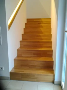 Treppe Faltwerk mit eingelassenem, beleuchtetem Handlauf