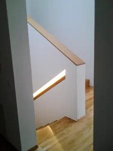 Bündig in der Wand liegender, beleuchteter Handlauf