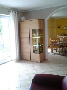 Vitrine mit beleuchteten Glasböden