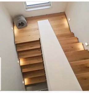 Systemtreppe zwischen zwei Wänden mit Podest