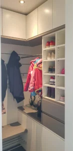 Garderobe in weiß beschichtet mit Sitzelement und Kleiderstange