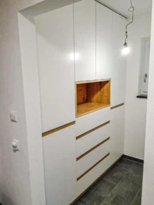 Einbauschrank in Weißlack mit Holzakzenten und Nische