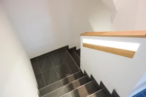 Bündig in der Wand liegender Handlauf beleuchtet