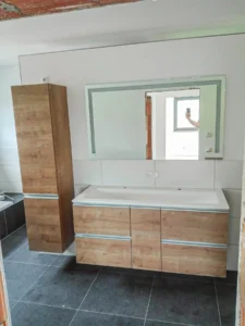 Waschtischunterschrank und Hochschrank in Eiche beschichtet