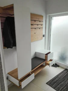 Gästegarderobe mit gepolsterter Sitzfläche