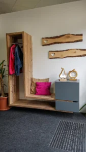 Gästegarderobe in Altholzoptik und Lackfronten