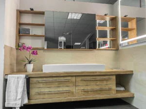 Spiegelschrank mit offenen Bereichen und Schiebetüren