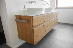 Waschtischunterschrank in Eiche massiv mit lackierter Glasplatte und Handtuchhalter
