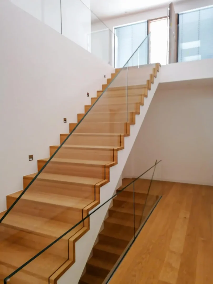 Treppe Faltwerkt mit eingenutetem Glasgeländer