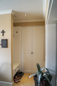 Einbaugarderobe mit Profilierung