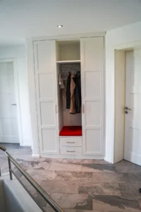Garderobenschrank in Nische mit Füllungen