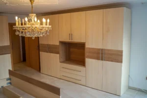 Schlafzimmerschrank mit offener Nische