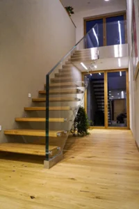 Systemtreppe mit tragendem Glasgeländer
