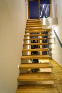 Systemtreppe mit tragendem Glasgeländer