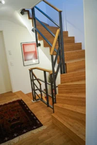 Treppe Faltwerk mit Flachstahlgeländer in schwarz