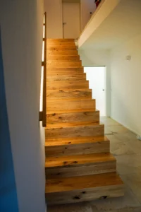 Treppe aus Blockstufen in Eiche mit beleuchtetem Handlauf