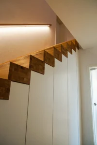 Blockstufen auf Treppenschrank mit beleuchtetem Handlauf