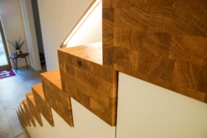 Blockstufen auf Treppenschrank