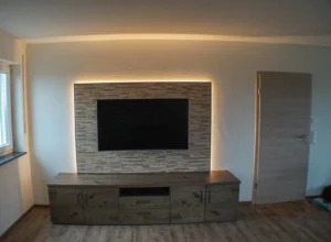 Sideboard mit beleuchteter Akzentwand