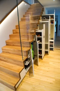 Inneneinrichtung Treppenschrank unter Faltwerktreppe mit eingenutetem Glas