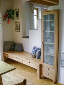 Vitrine mit Sitzbank