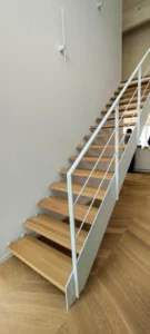 Stahlwangentreppe mit Wange in Weißlack und passendem Stahlgeländer