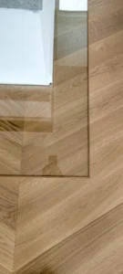 Detail bündig eingelassene Glasplatte in Parkett Fischgrät