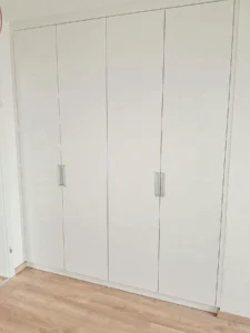 Einbauschrank in weiß beschichtet mit Eingriffmulden