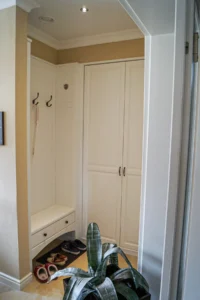 Einbaugarderobe mit Profilierung im Landhausstil