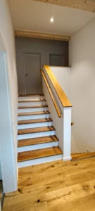 Aufgesattelte Wangentreppe mit quadratischem Handlauf und Mauerabdeckung