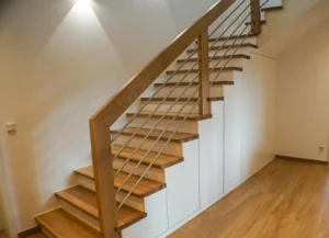 Einbauschrank unter Treppe in Weißlack