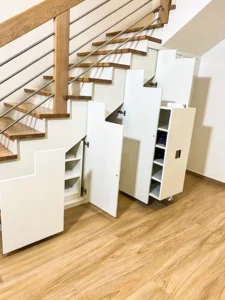 Inneinrichtung Einbauschrank unter Treppe mit Holzgeländer