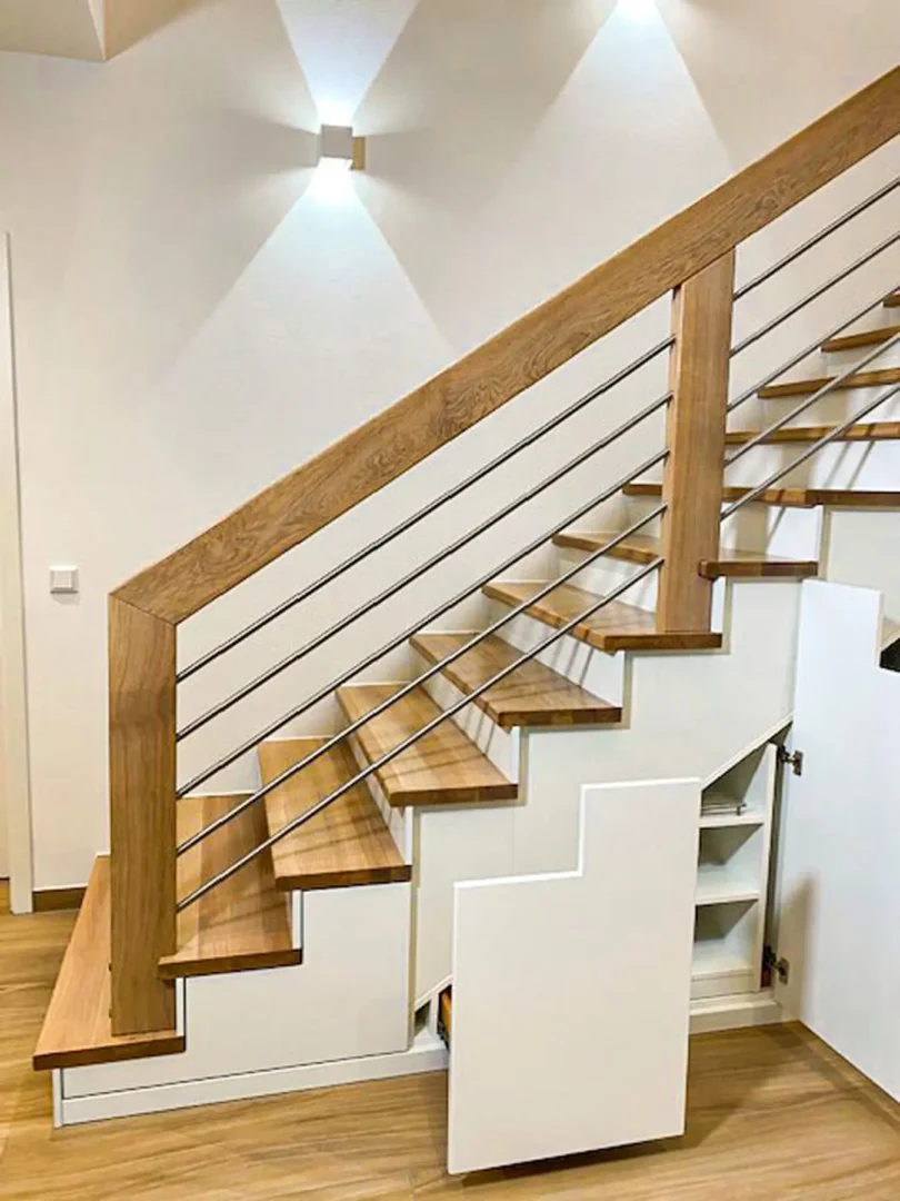 Einbauschrank unter Treppe mit Holzgeländer