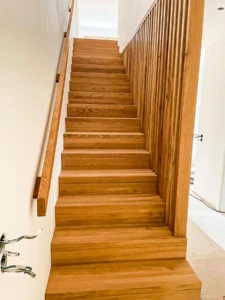 Faltwerktreppe mit Harfengeländer