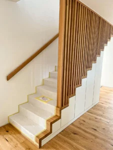 Treppenschrank tragend unter Faltwerktreppe mit Harfengeländer