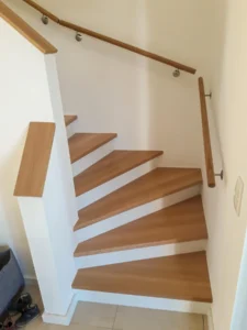 Stufen auf Beton mit weißen Setzstufen, Handlauf und Mauerabdeckung
