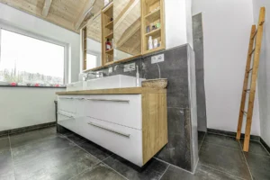 Waschtischunterschrank mit Eiche Akzenten und Relinggriffen