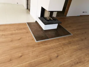 Übergang schwimmend verlegte Landhausdiele zu Fliesen