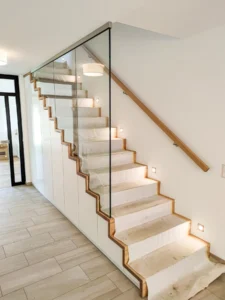 Treppenschrank tragend unter Faltwerktreppe mit Glasgeländer