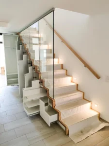 Inneneinteilung Treppenschrank unter Faltwerktreppe mit eingenutetem Glasgeländer