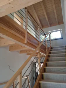 Holzgeländer in Kernesche mit liegenden Edelstahlstäben
