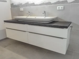 Waschtischunterschrank in Weißlack mit Platte in Betonoptik