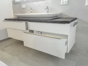Waschtischunterschrank mit Auszügen mit Griffleiste