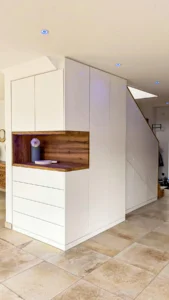 Treppenschrank mit stirnseitigem Akzentfach in Altholzoptik
