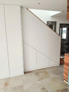 Faltwerktreppe mit Plattengeländer und eingebautem Treppenschrank