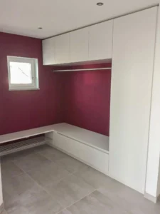 Garderobe mit Schuhablage und grifflosen Fronten