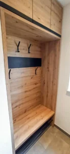 Einbaugarderobe in Eiche beschichtet mit schwarzen Akzenten