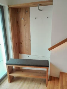 Gästegarderobe mit separater Sitzbank