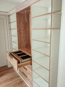 Inneneinteilung Ankleideschrank mit Kanten in Holzoptik