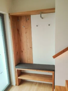 Gästegarderobe mit separater Sitzbank